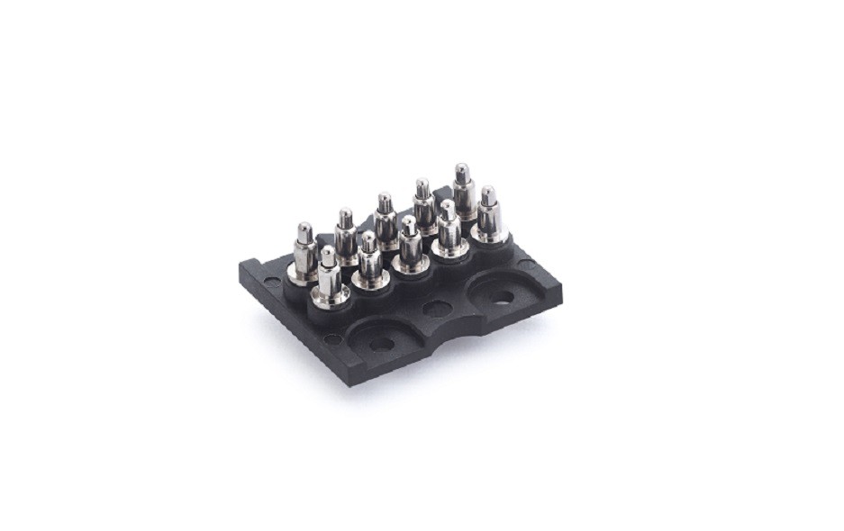 Ceanglóir Ceanntásc Críochfort le Pionnaí